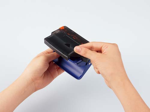 ２穴パンチ　ラクアケ　ハンディタイプ１７枚穿孔白