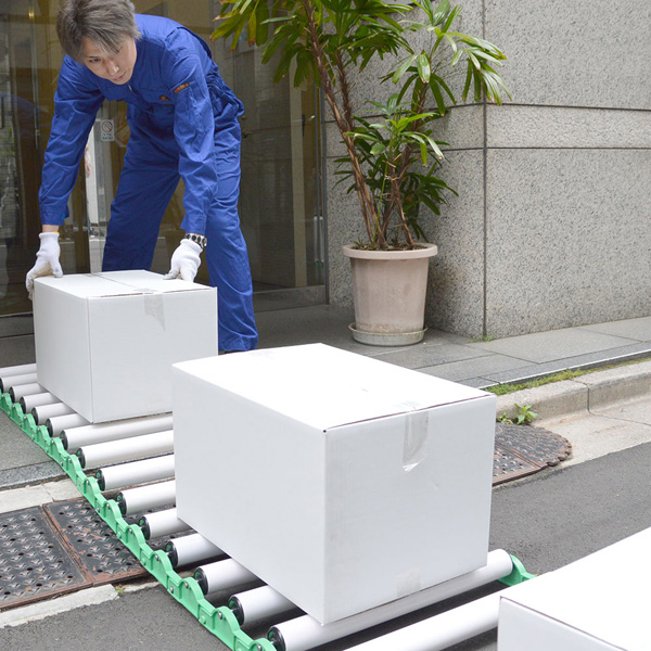 カーブも段差も使える連結式ローラーコンベア