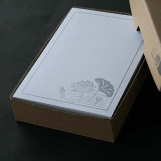 弔事はがき No.6067 細枠はす 〒グレイ枠入