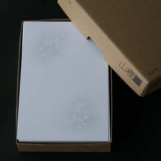 弔事はがき №7173 薄鼠菊 〒グレイ枠入