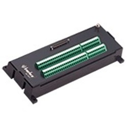 垂直68ピンスクリューレス変換端子台