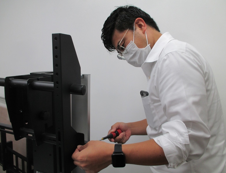 スタンド組立・66インチ以上モニター設置（廃材引取含む）　スタンド前日着