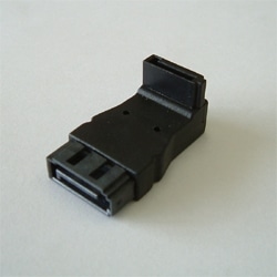 シリアルATA片上L型変換アダプタ